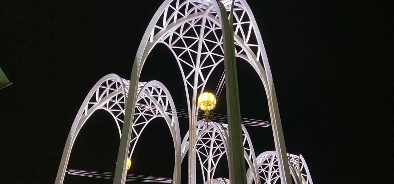 Minoru Yamasaki arching sculpture in Seattle.