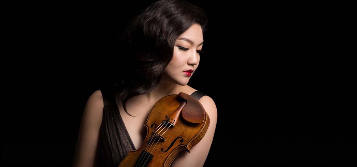 Photo of a violinist.