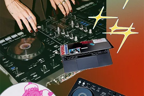 hands playing keyboard