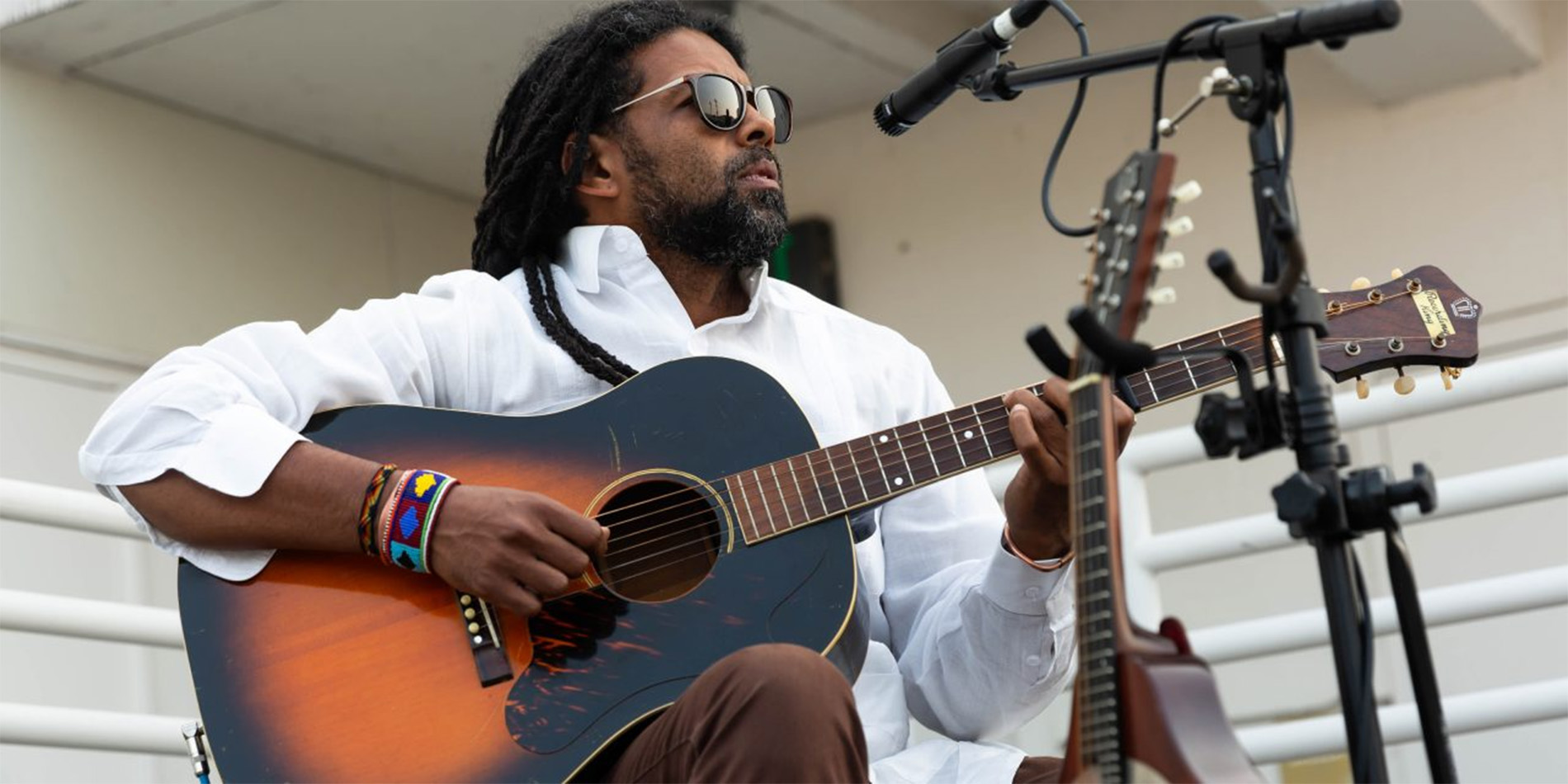 benjamin hunter playing guitar