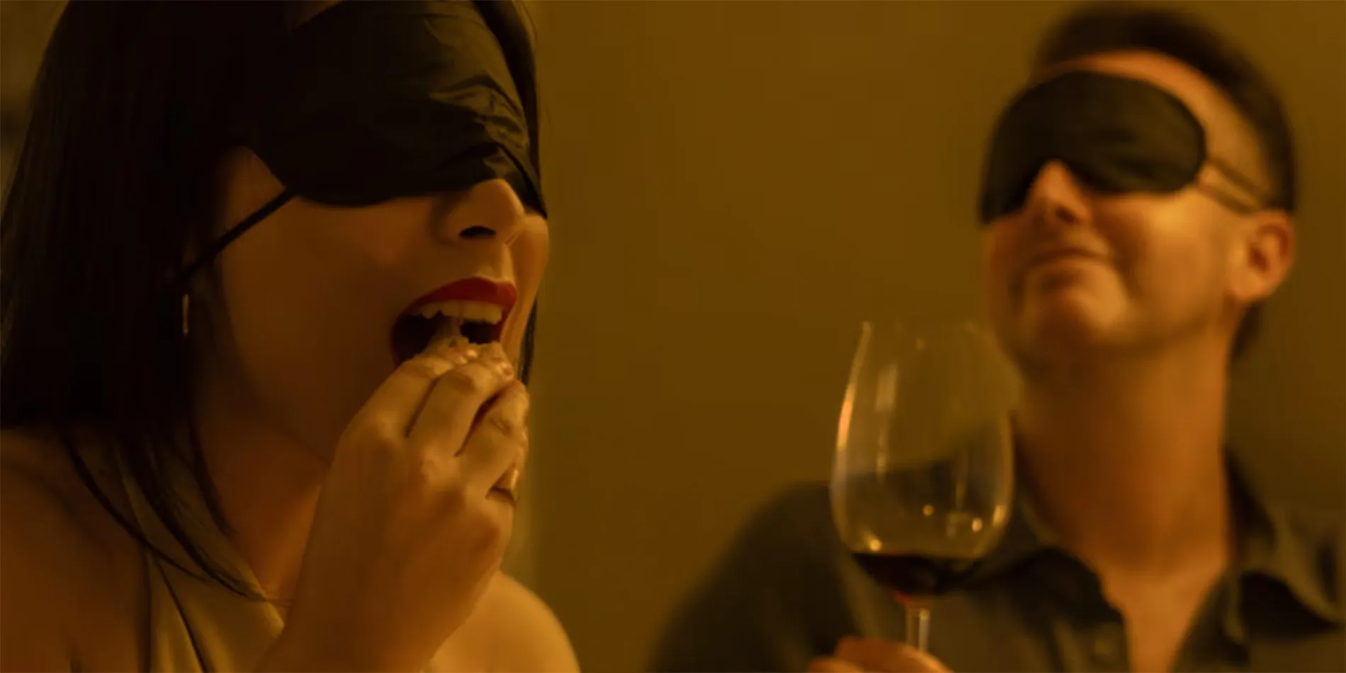 two people dining blindfolded