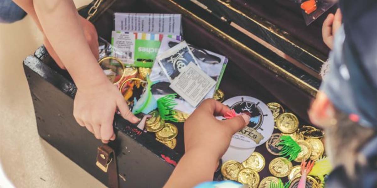 kids playing with pirate treasure