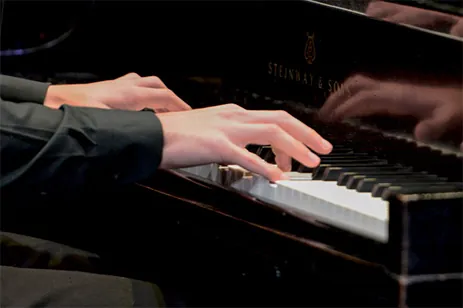 hands playing piano