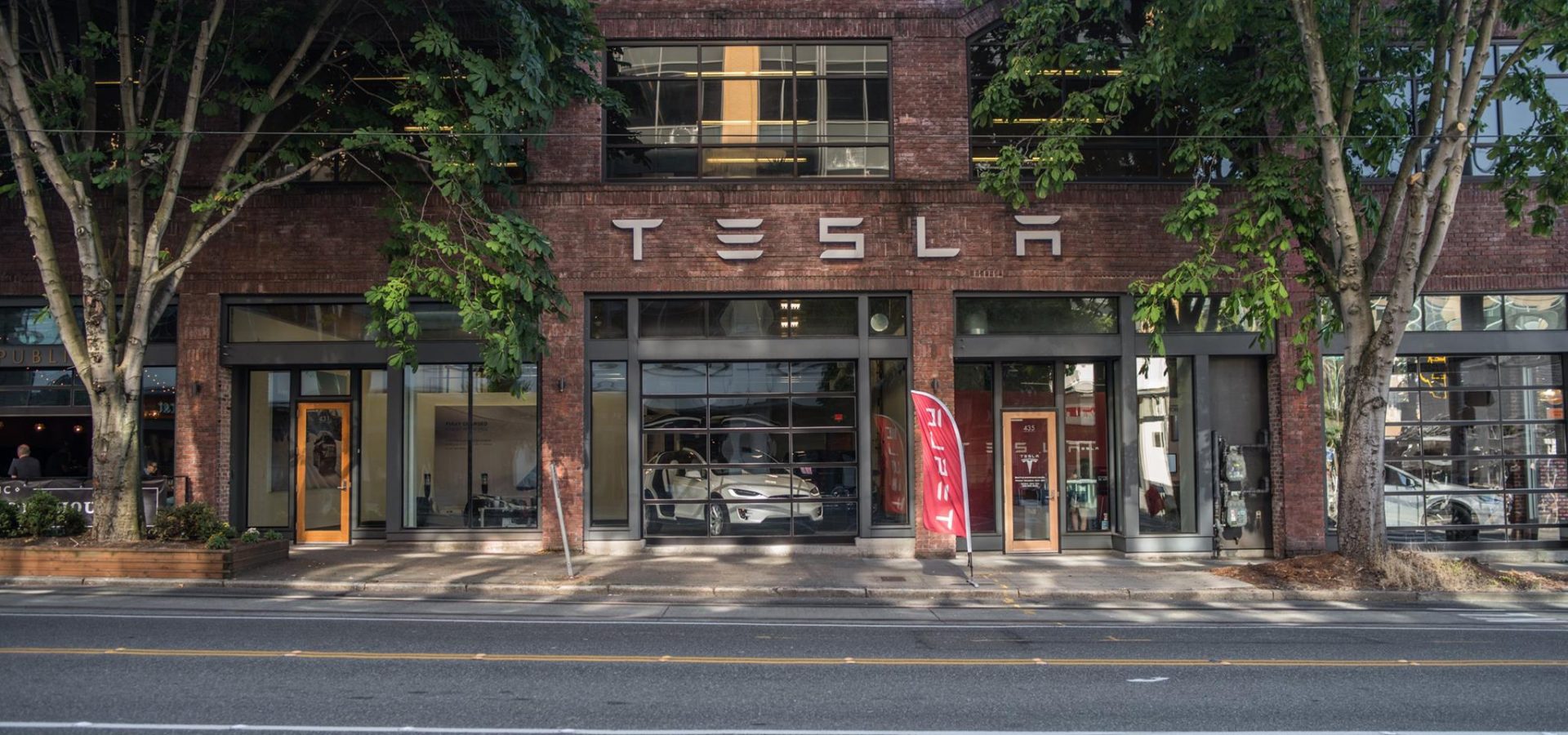 Image of Tesla showroom exterior